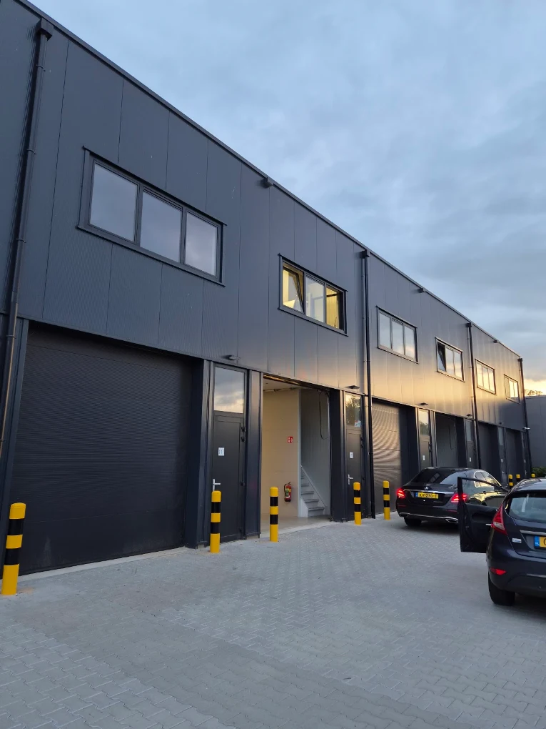 Het pand van van Offeren Automotive aan de Peutekamp 11E in Dreumel